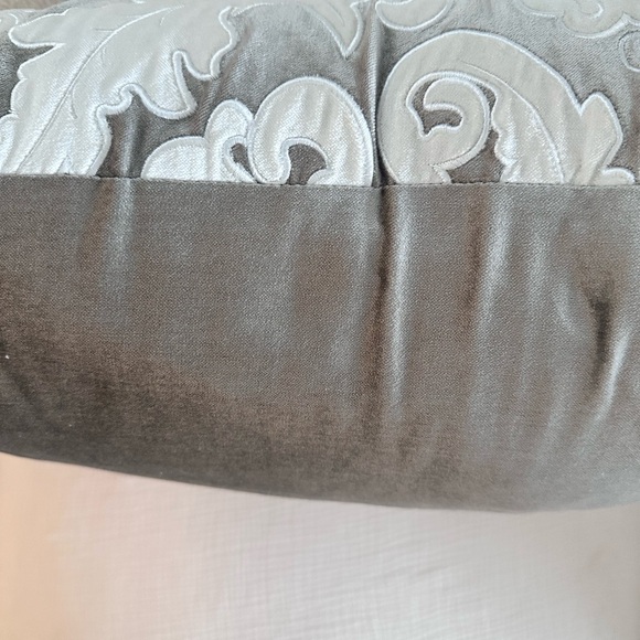 🦋1/2OFF🦋silver and ivory embroidered velvet accent pillow.22x22. Inc down insert - Picture 5 of 10